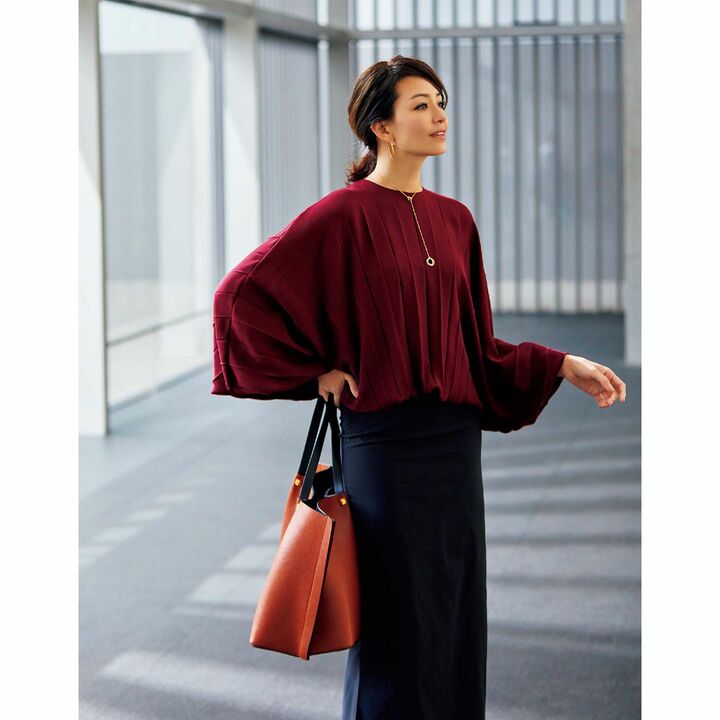 ヴァレンティノのブラウス￥356,000・スカート￥122,000・ヴァレンティノ ガラヴァーニのバッグ￥326,000 （ヴァレンティノ ジャパン）、イヤリング￥755,000・ネックレス￥747,500（カルティエ）　[Precious2019年5月号129ページ] 