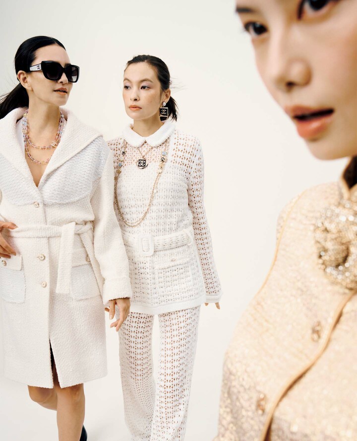 シャネルの2025／2026年 クルーズ コレクションのウエア＆ジュエリーを纏ったモデルのRINA、太田莉菜、泉はる