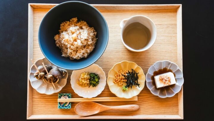 屈斜路湖畔の「WAKKA TOMARI」（ワッカトマリ）にてランチ。写真のメニューは、サクラマスの炊き込みご飯に豆腐やつぶ貝などのおかずがつく「炊き込みご飯の出汁茶漬けセット」。