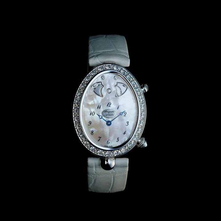 時計『クイーン・オブ・ネイプルズ ソヌリ・アワーストライク』￥16,630,000［ホワイトゴールド×ダイヤモンド ケースサイズ縦38.45×横30.4㎜ アリゲーターストラップ 自動巻き］（ブレゲ ブティック銀座）