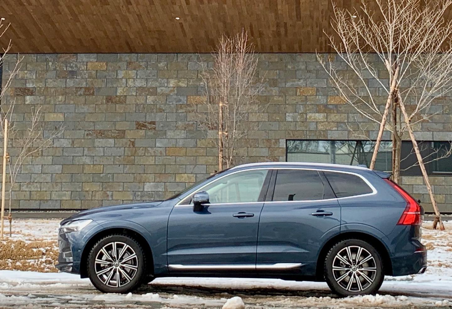 新型『XC60』のディーゼル車。天井には大きなサンルーフ(オプション装備)があるので、 これからの季節は、お花見ドライブもおすすめ。桜のトンネルをくぐるのも楽しい。