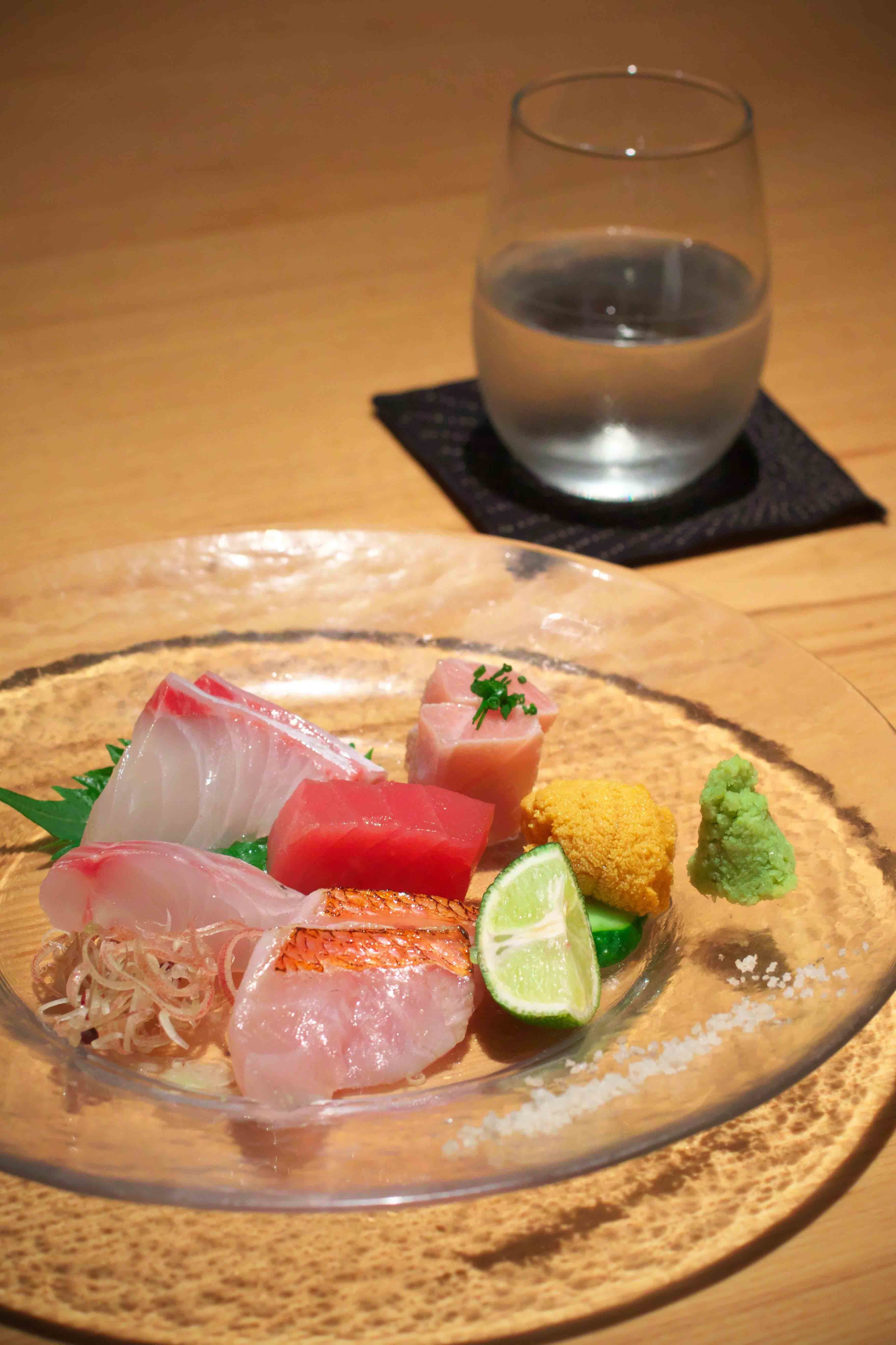 席に着いたら、まずは、新鮮な魚の刺身をいただきたい! お造り盛合せ 一人前 ¥1,400〜。日本酒は半合のグラスもあるため、料理に合わせて違った銘柄を楽しめる。