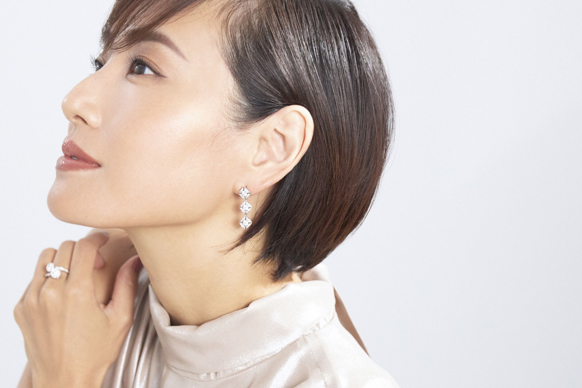耳元で美しく輝くダイヤモンド。耳の質感次第で、それがフェイクに見てしまう…!?
