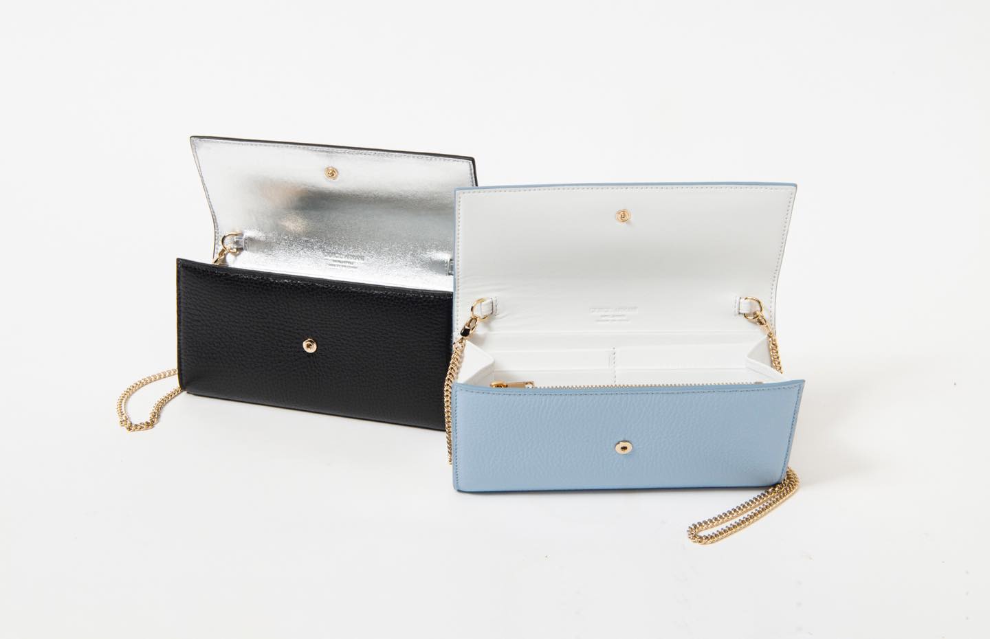 【チェーン付きウォレット】(ブルー&ホワイト)・¥87,000、(ブラック&シルバー)¥91,000