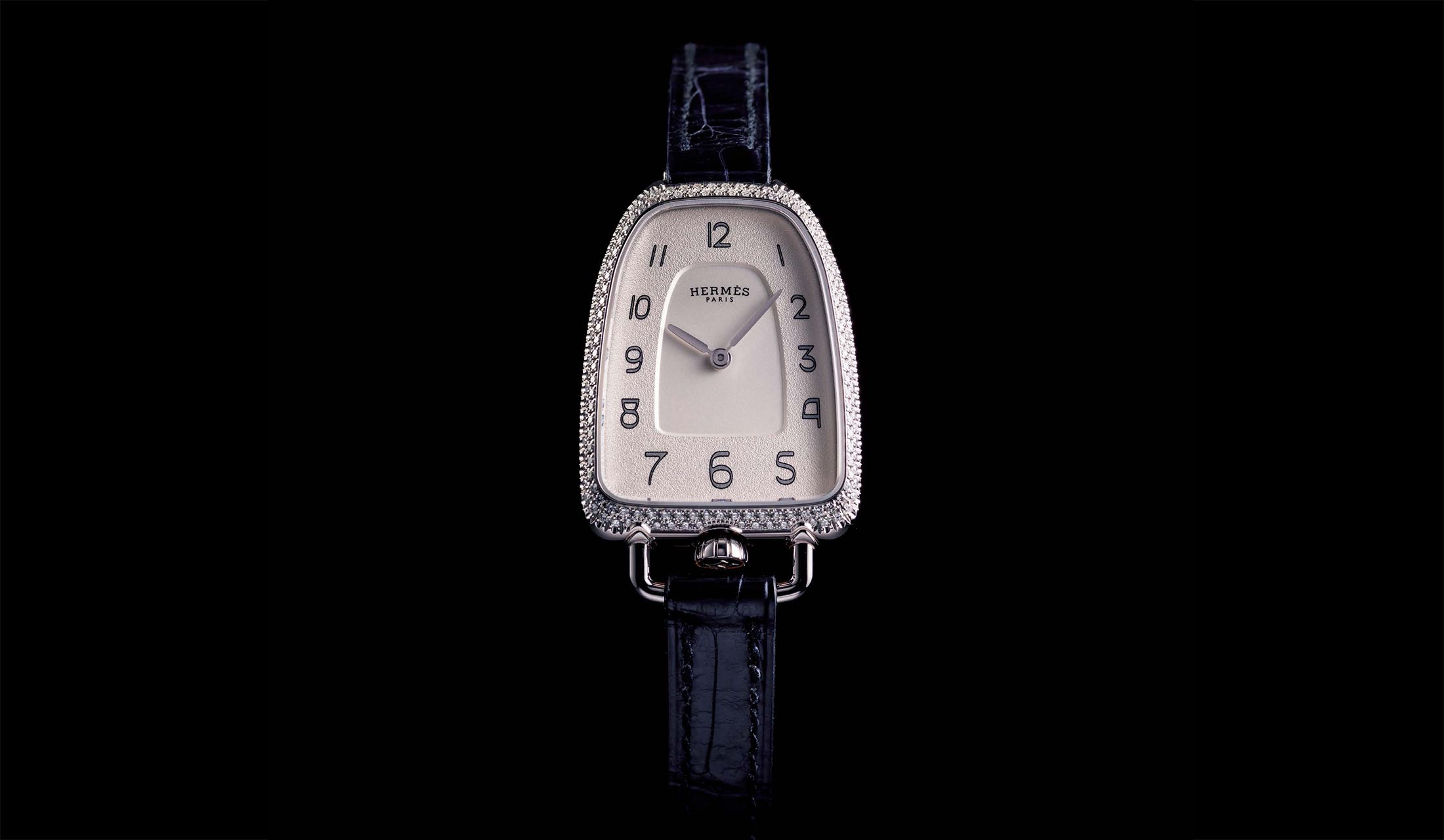 エルメスの新作時計はクラシカルな流線形ケースが美しい | Precious.jp 
