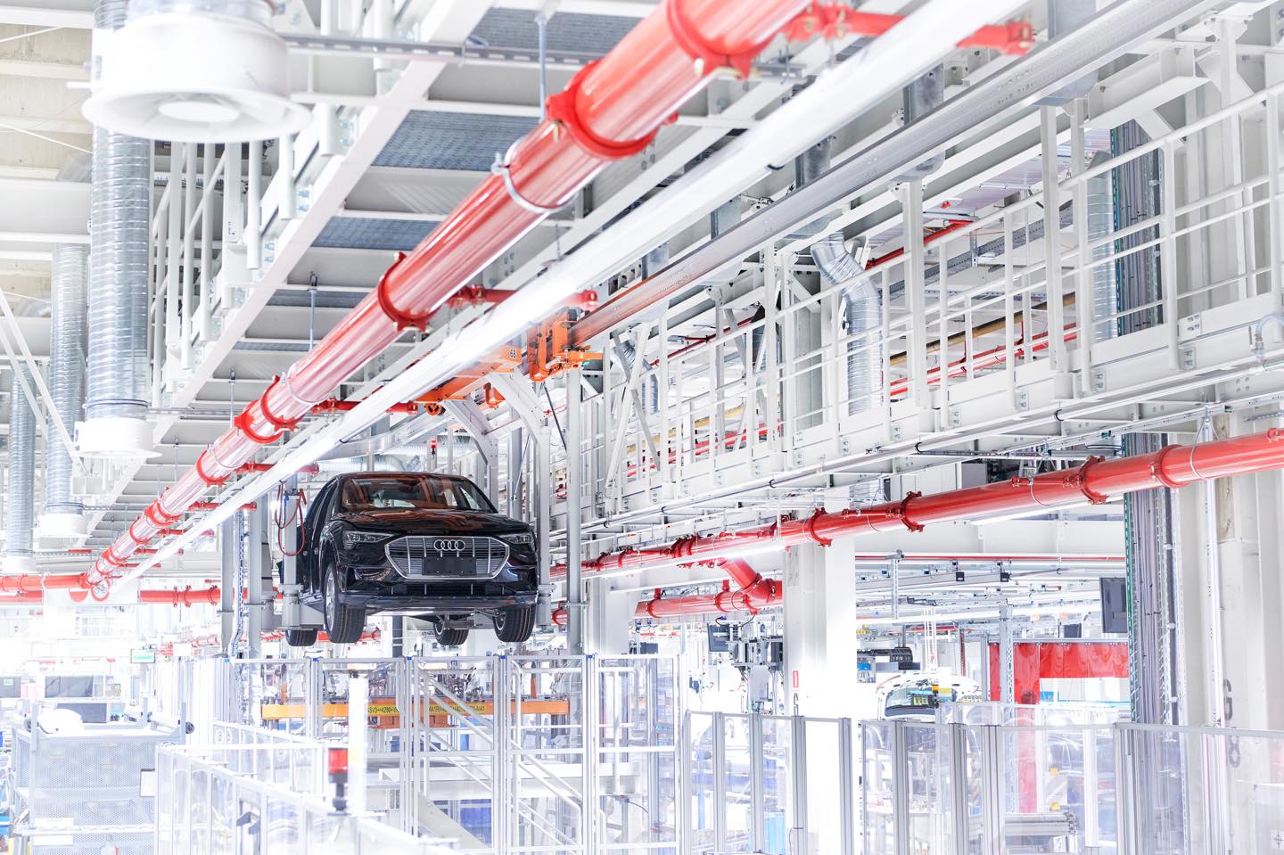 CO2ニュートラルのブリュッセル工場で作られるEVのe-tron。