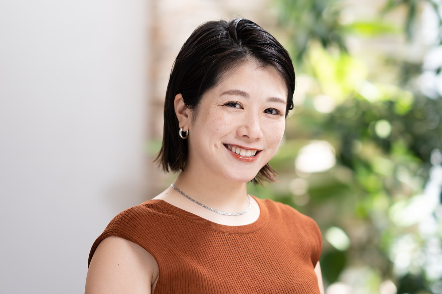 MINX銀座五丁目 副店長 河野沙耶佳さん。休日には近所でランチ巡りをしているとか。「散歩しながら美味しそうなお店をチェックしています」Instagramアカウント@minx_sayaka_kawano