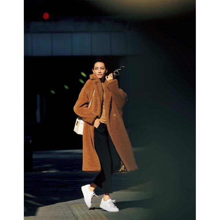 パンツ・コート・ニット・サングラス(マックスマーラ ジャパン〈マックスマーラ〉)、ピアス・リング(0 TASAK〈I TASAKI 〉)、バッグ(ブルーベル・ジャパン〈マーク クロス〉)、靴(リエート〈サントーニ〉) 撮影/長山一樹(S-14) BY:『Precious12月号』小学館、2019年