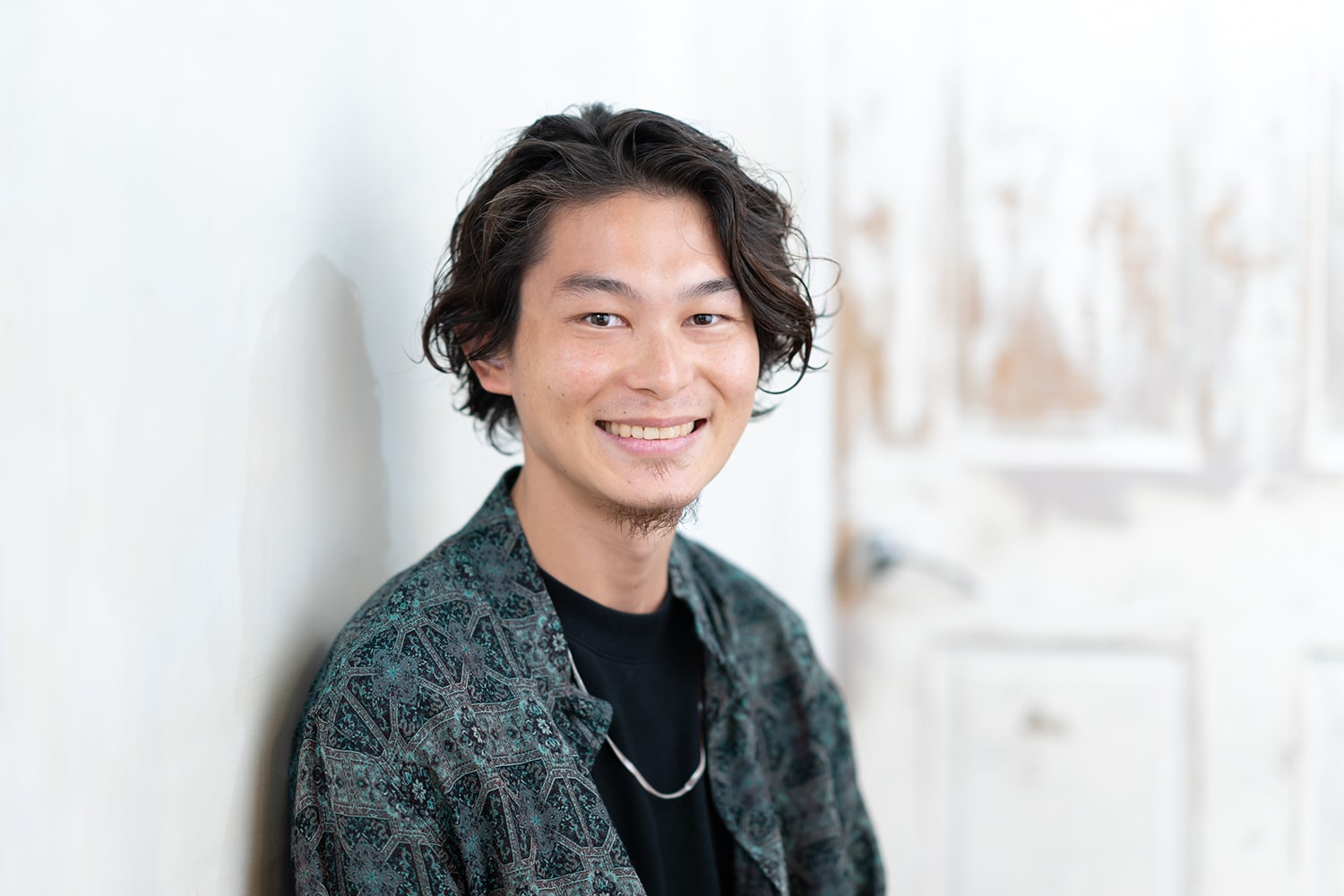 MAGNOLiA Aoyama店の店長SHINさん。植物を愛して止まないSHINさん。「家にある植物たちの成長が著しく、かわいくて仕方ないですね(笑)」