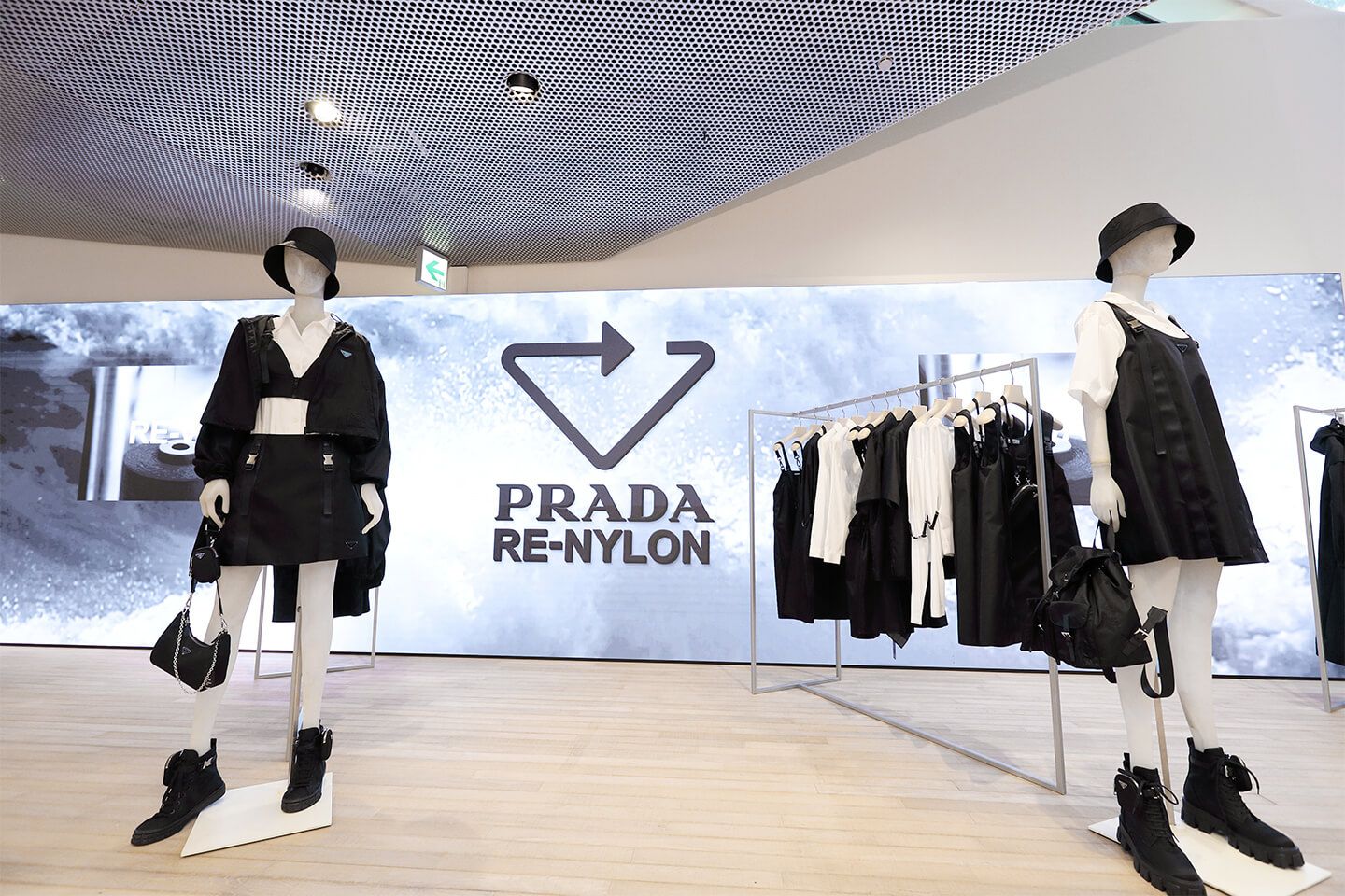 プラダ 青山店で開催中の「Re-Nylon」スペシャルインスタレーション