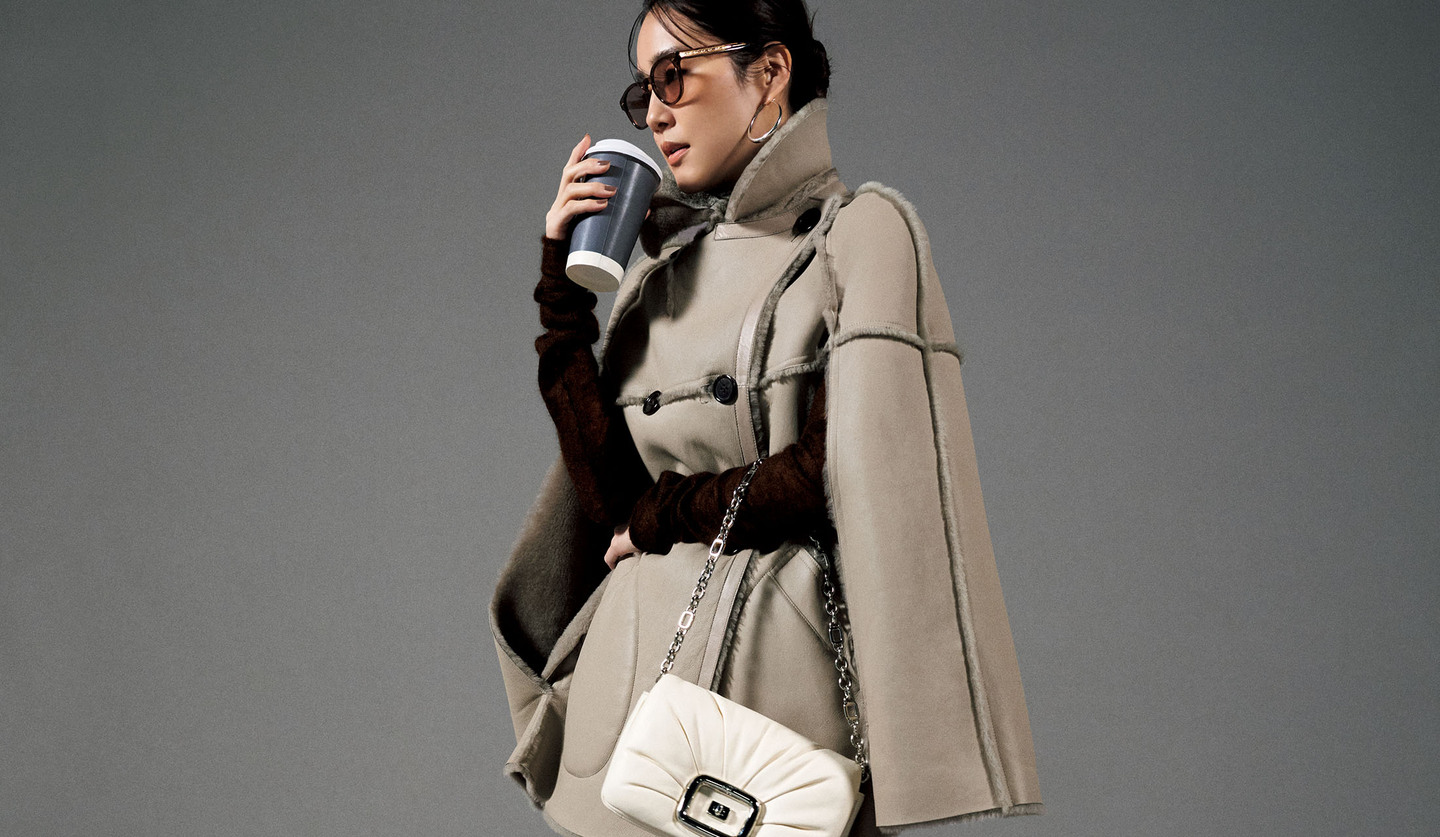 「インドゥエリス」のマントと「ピーティートリノ」のパンツを着用したモデル