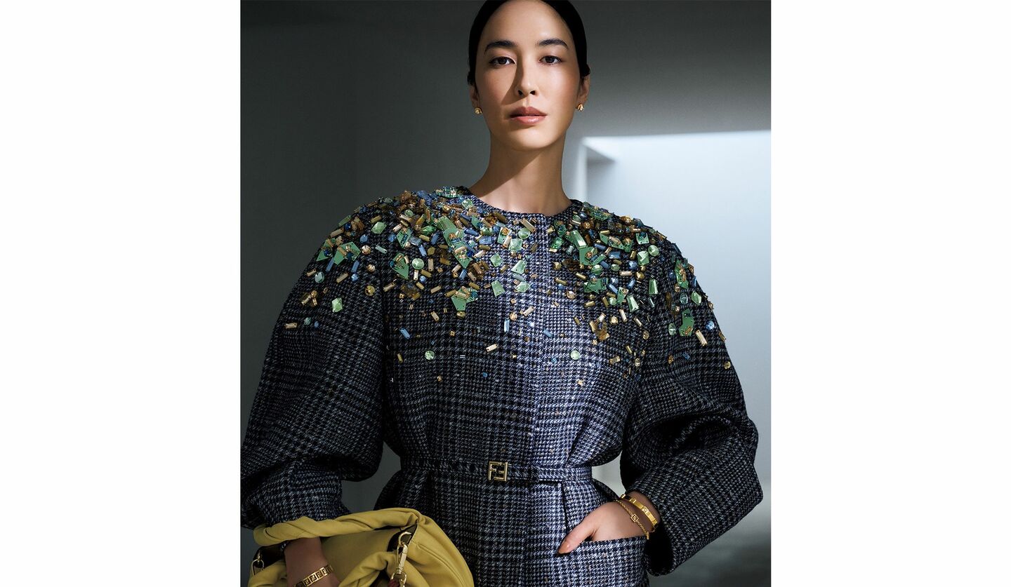ビジュー刺繍が施された「フェンディ」のジャケットのコーディネート