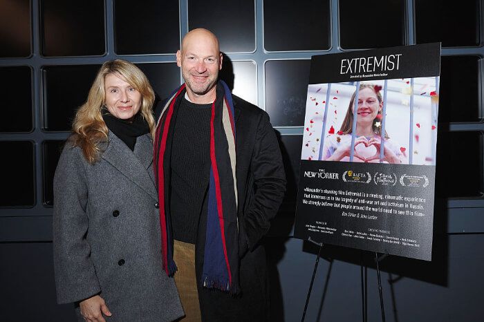2025年12月1日、ニューヨークのクアッドシネマで行われた『Extremist』試写会。左は妻で女優のナディア・バワーズ。