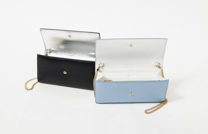 【チェーン付きウォレット】(ブルー&ホワイト)・¥87,000、(ブラック&シルバー)¥91,000
