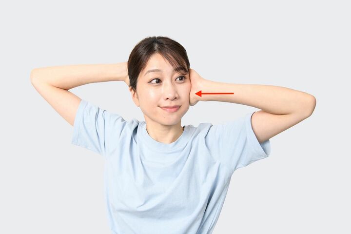 手根部分を使って頬骨を押し込むように圧をかける