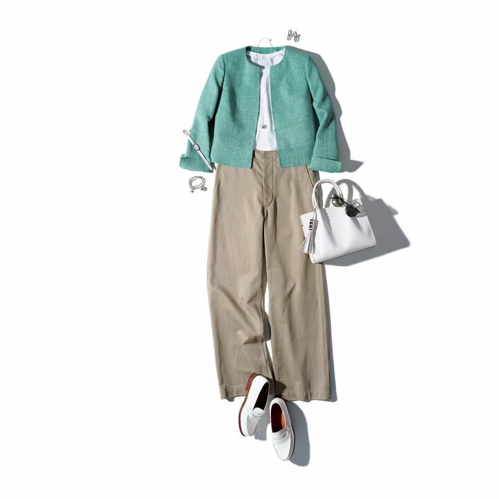 チノクロスのパンツを合わせた、鮮度高めのきれいめカジュアル。インナーや小物で白を随所に効かせて抜け感をつくると、夏らしく清々しい着こなしに。ジャケット￥379,000（アクリスジャパン〈アクリス〉）、カットソー￥13,000（ストラスブルゴ〈ハイアリン〉）、パンツ￥30,000（アングローバル〈イレーヴ〉）、サングラス￥50,000（ケリング アイウエア ジャパン〈トーマス・マイヤー〉）、ピアス￥113,000・ペンダント￥39,000・ブレスレット￥138,000・時計￥580,000［予価］（ティファニー・アンド・カンパニー・ジャパン・インク）、バッグ￥179,000（トッズ・ジャパン）、靴￥141,000［オーダー価格］（J.M. WESTON 青山店）