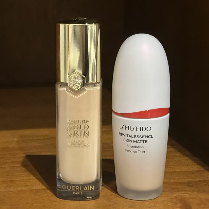 左／ゲラン パリュール ゴールド スキン セロム フルイド SPF45・PA++++ 全10色 ￥14,300　右／SHISEIDO エッセンス スキンスムース ファンデーション SPF30・PA+++ 全12色 ￥7,590