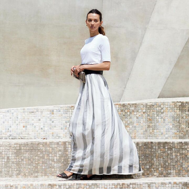 白Tシャツ¥44,000・ ワンピース［ベルト／ベスト付き］ ¥650,000・バッグ¥120,000・靴 ¥130,000（ブルネロ クチネリ ジ ャパン） ピアス¥1,656,000・ブレスレット¥1,470,000・リング¥ 663,000（ポメラート・ジャパン）　[Precious2019年8月号138ページ]　撮影／熊澤 透