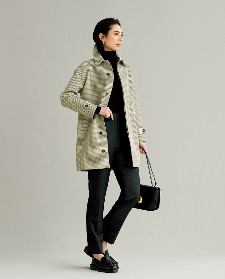 マディソンブルーのアウターを着用したモデルの土屋巴瑞季さん