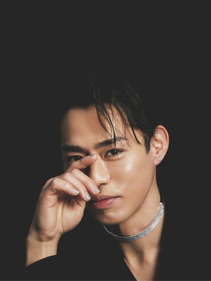 Precious5月号掲載／チョーカー『キャトル ラディアント』［WG×ダイヤモンド×レザー×サテン］￥17,292,000（ブシュロン）　ジャケット￥418,000（フェラガモ・ジャパン）