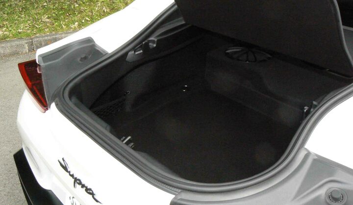 荷室の容量は290リッター。深さは最大で387㎜。旅の荷物はソフトケースに入れて積むのが賢明だ。