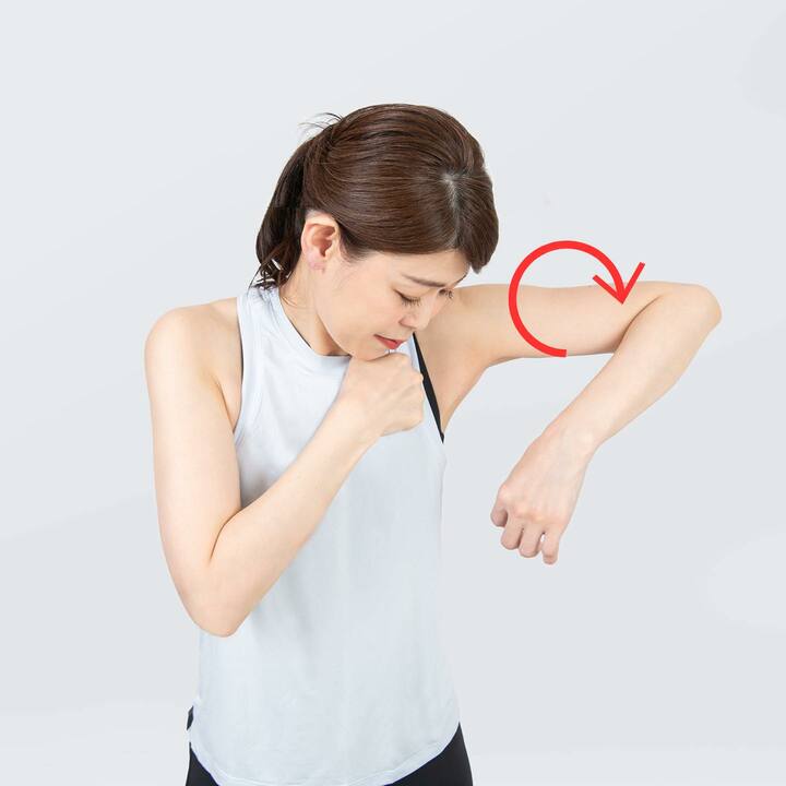 鎖骨を掴んだまま、鎖骨の付け根から腕を回すことを意識する。