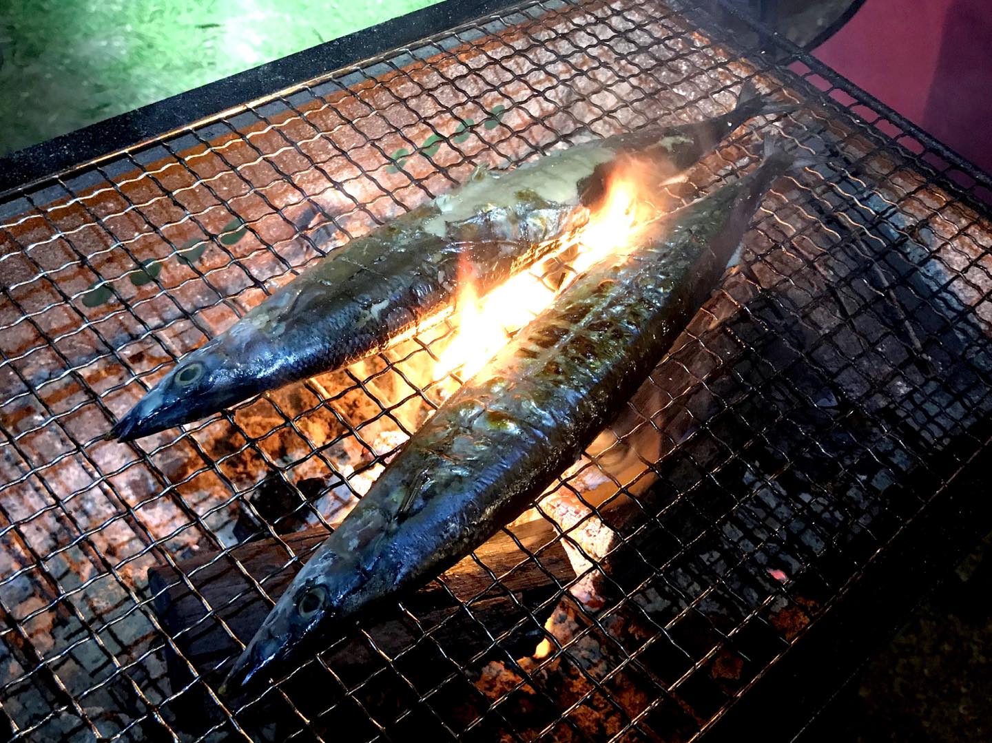 炭の芳ばしい香りが秋刀魚に移って、極上の美味しさ!網にさっとお水をつけておくのが、皮がくっつかないコツですよ!