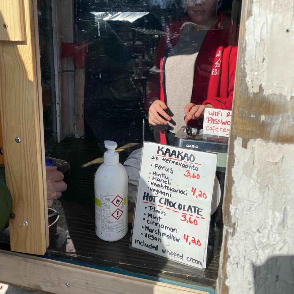 老舗カフェ・レガッタ(Café Regatta)はテイクアウトのみ。腕が通るだけの窓を設置し営業を続けています。2m間隔を開けて並ぶことも徹底されています。