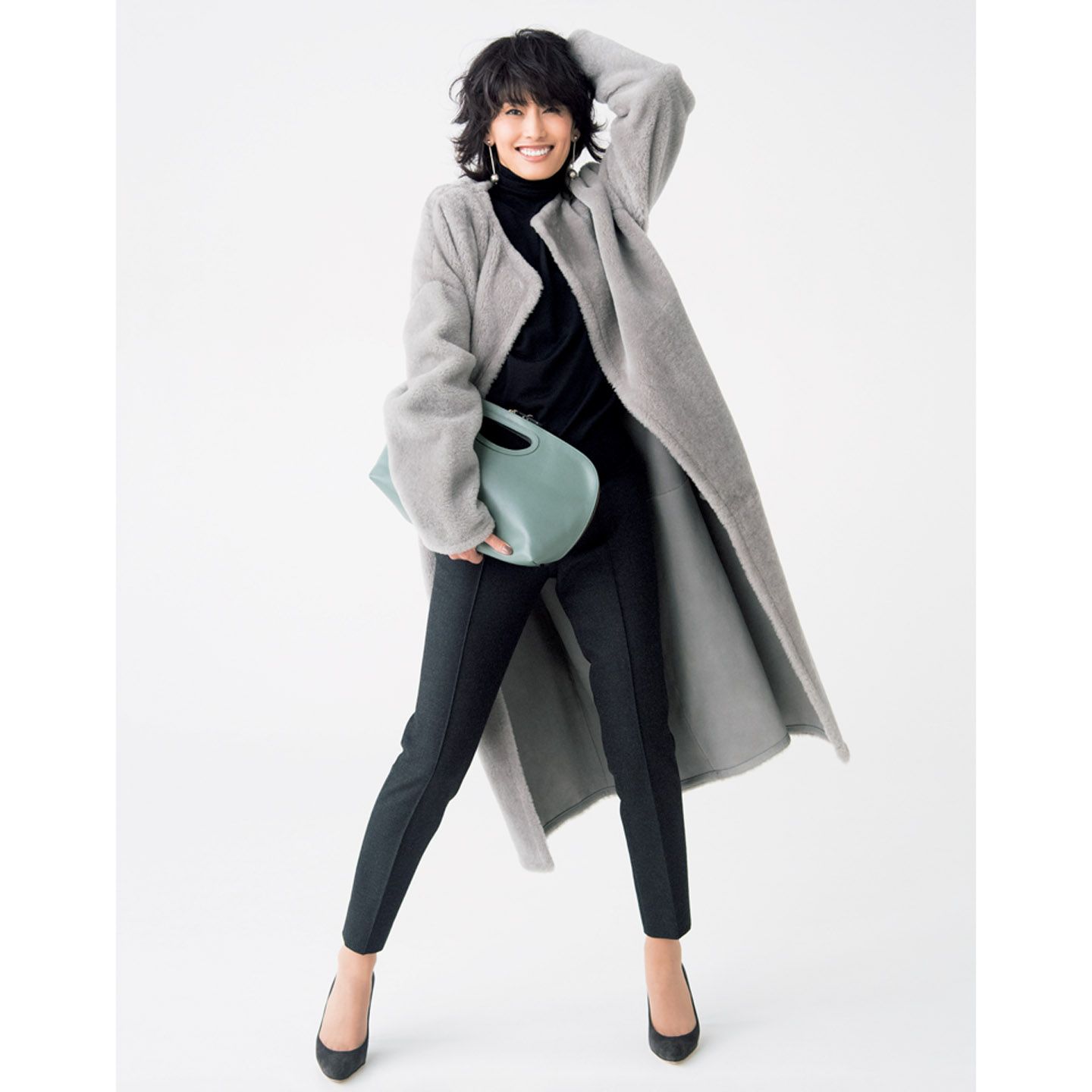パンツ(アクリスジャパン〈アクリス〉)、コート(ebure)、ニット(オールウェイズ〈M・fil〉)、ピアス(ストラスブルゴ〈ソフィー ブハイ〉)、バッグ(アマン〈ペリーコ〉)、靴(ロンハーマン〈マノロ ブラニク〉) 撮影/石倉和夫 BY :『Precious11月号』小学館、2017年