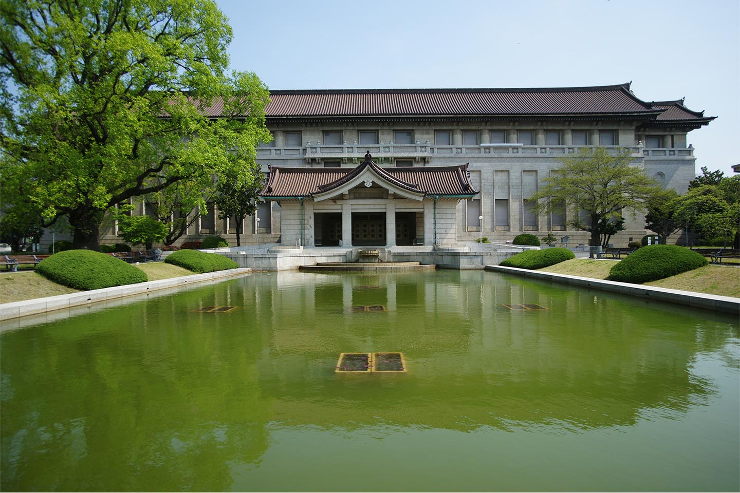 現在の本館は昭和13(1938)年に再開館した建物。設計は建築家・渡辺 仁。コンクリート建築に瓦屋根を載せた「帝冠様式」となっている。