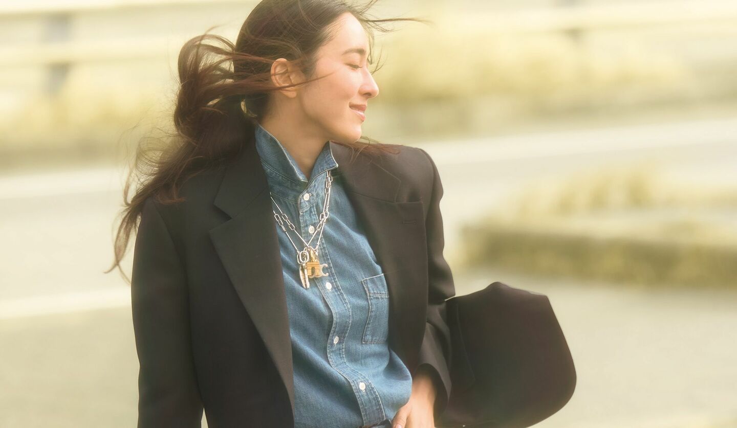 「セリーヌ」のジャケットとデニムシャツ、デニムパンツを着用したモデルの立野リカさん