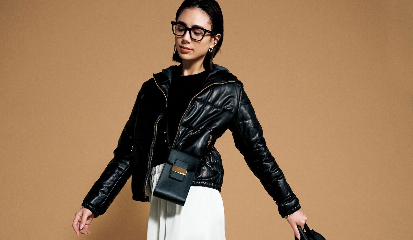 「インドゥエリス」のダウンジャケットと「edit ＆ co.」のマキシスカートを着用したモデル