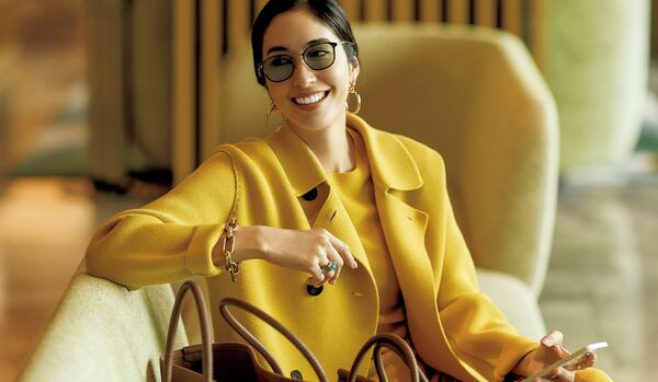 明るく春らしい「ロロ・ピアーナ」のワントーンコーディネート｜色鮮やかなニットスタイルに大人の余裕を託して