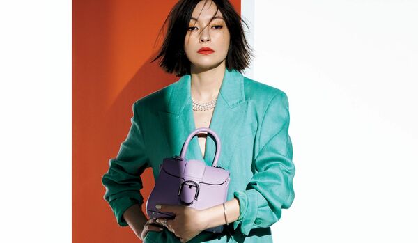 4/24 Fri｜「マックスマーラ」のアクアマリンスーツに、淡いパープルと真珠の艶を合わせて、大人のパステルが完成【365日コーディネート】