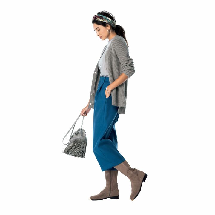 パンツ￥33,000（ロエフ 六本木店〈ロエフ〉）、ブーツ［ヒール3cm］（※編集部調べ）￥56,000（コール ハーン ジャパン）、カーディガン￥89,000（ウールン商会〈ジェントリー ポルトフィーノ〉）、カットソー￥8,500（カオス表参道〈カオス〉）、バッグ￥132,000（J&M デヴィッドソン 青山店〈J&M デヴィッドソン〉）、スカーフ￥16,000（フラッパーズ〈マニプリ〉）、ピアス￥32,000・ペンダント￥32,000・バングル￥43,000（ジョージ ジェンセン ジャパン）