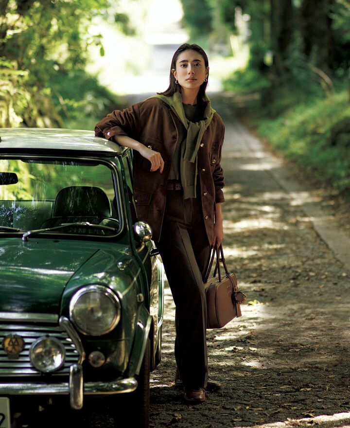 ミュウ ミュウのウエアを着用したモデルの土屋巴瑞季さん