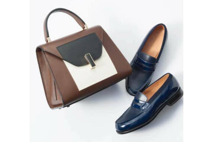 バッグ￥430,000（ヴァレクストラ・ジャパン）、靴￥141,000[オーダー価格]（ジェイエムウエストン 青山店）