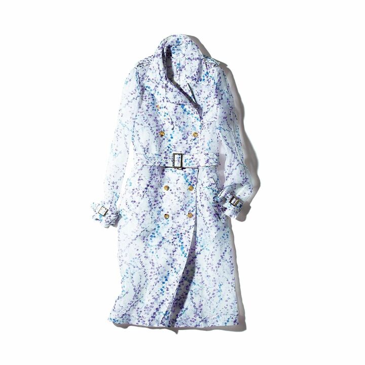 すりガラスを通して見るように繊細なシルクオーガンザを使用。都会にたくましく咲く野花をイメージした、はかなげなフラワープリントも上品な印象に。コート￥317,000（マックスマーラジャパン〈マックスマーラ〉） [Precious3月号112ページ] 