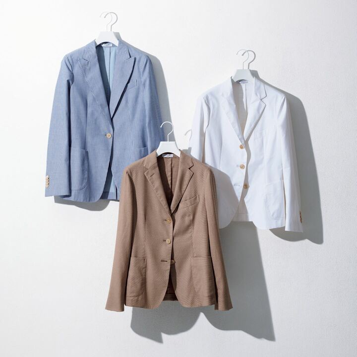 サルトリアーレの手法が息づくトラディショナルなジャケットたち。オンスタイルからデニムカジュアルまで、幅広い着こなしになじむ、万能なスタイルがそろうボリオリ。すべて、そでのみに裏地を付けた着脱のしやすさと、涼やかな着用感を両立した、一枚仕立てのライトウェイトジャケット。［左］ブルー×白のストライプ柄の、さわやかなコットン・シアサッカー素材。￥108,000・［中］右と同型。やや起毛感のある、やわらかなウールベース素材。￥118,000・［右］ノッチドラペルの定番的な３つボタンモデル。￥98,000（コロネット〈ボリオリ〉）