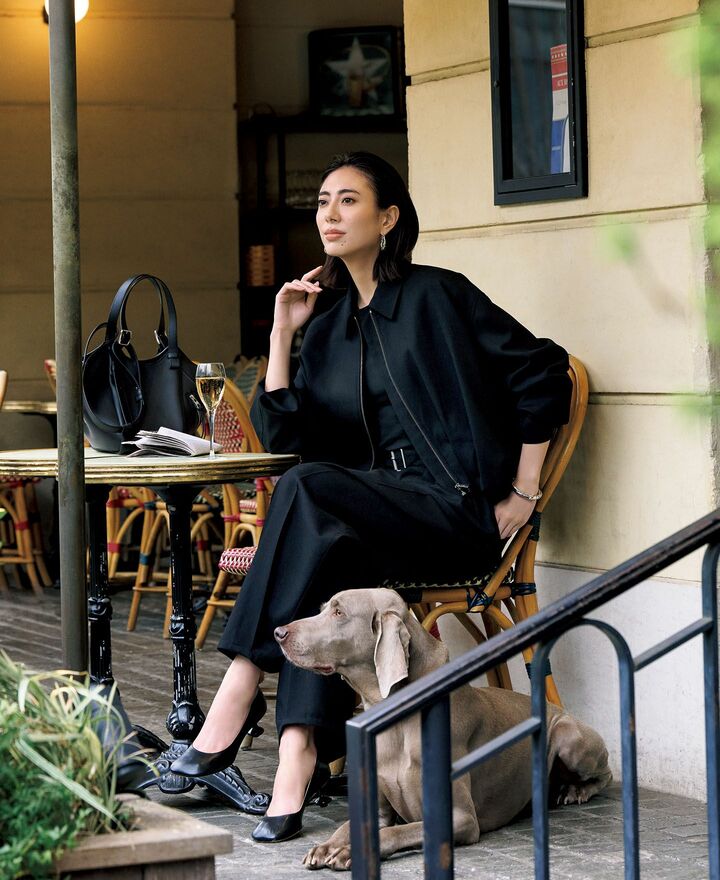 ロエベのウエアを着用したモデルの土屋巴瑞季さん