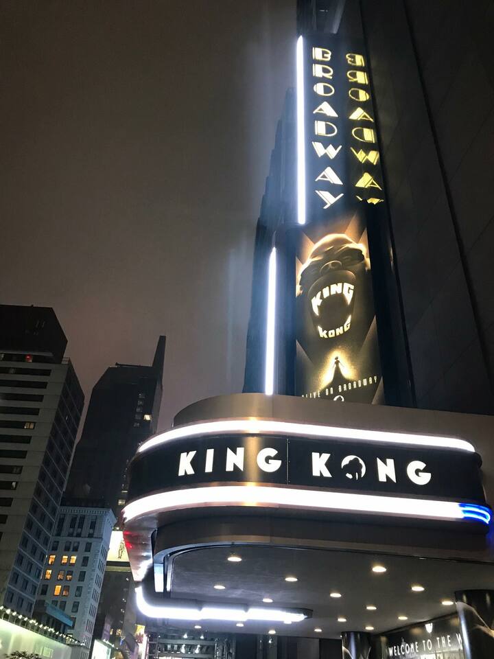 よく見ると歯がking kongの綴りになっている。ニューヨークの「キング・コング」の劇場前にて／筆者撮影