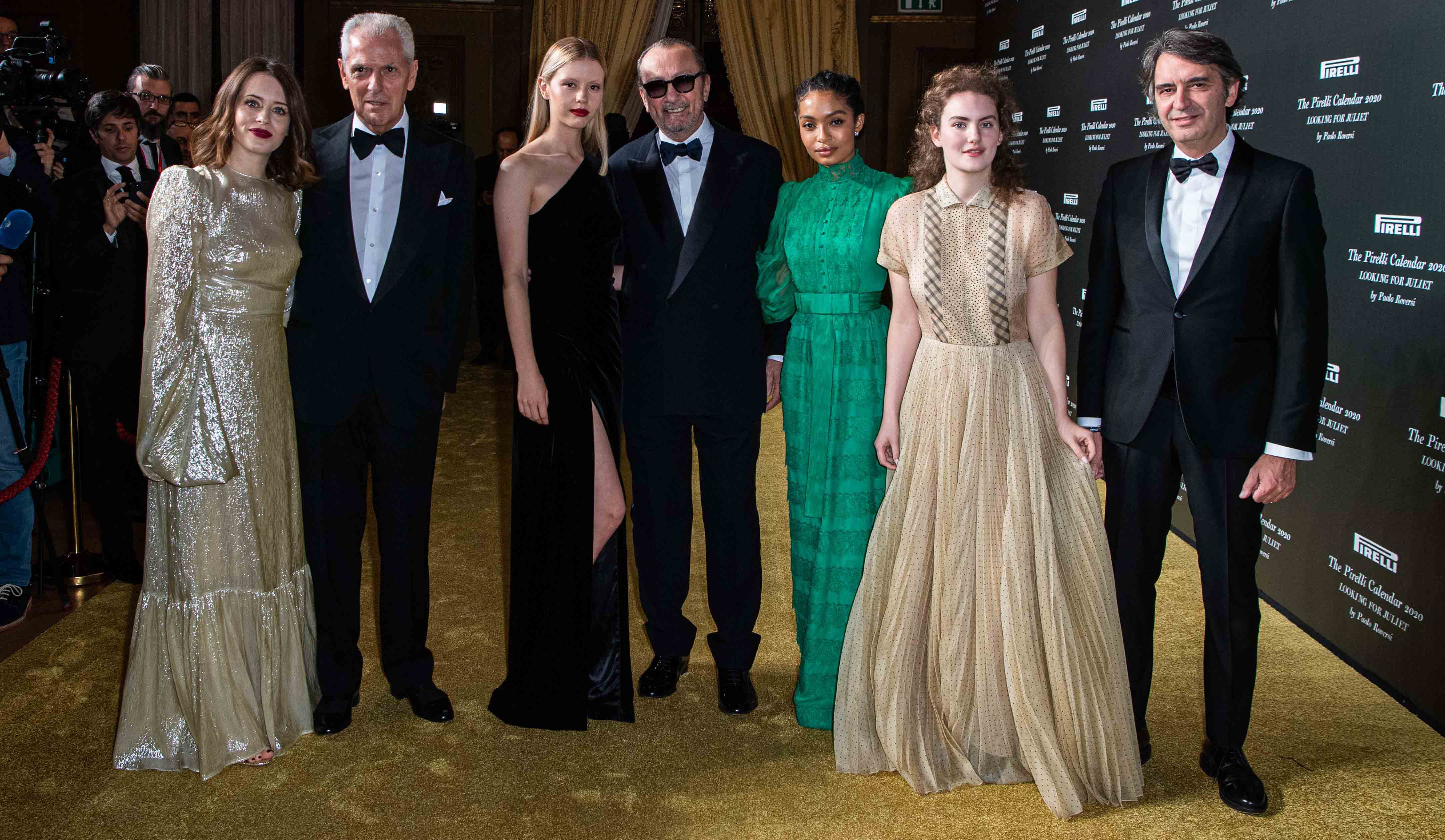 左から、クレア・フォイ、トロンケッティ・プロベラ氏、ミア・ゴス、ロベルシ氏、ヤラ・シャヒディ、ステラ・ロベルシ、ベローナ市のフェデリコ・スボアリナ市長。