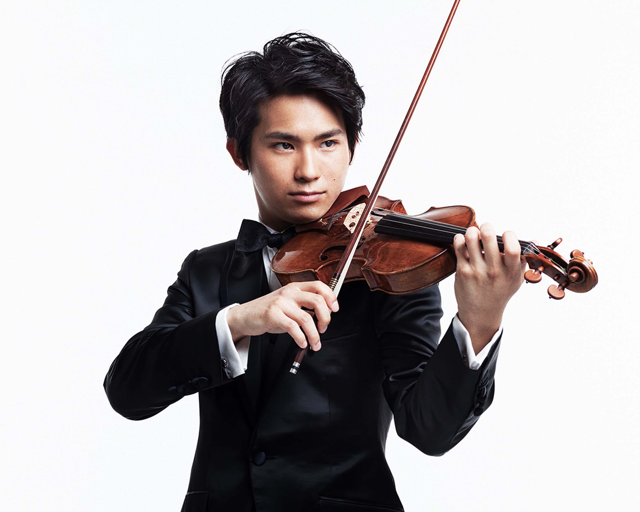 7月1日に開催される、メインコンサート「ストラディヴァリウス ソロイスツ コンサート ~三浦文彰・宮田大 with 東京藝術大学・英国王立音楽院~ 」。NHK大河ドラマ『真田丸』主題曲等の演奏で知られるヴァイオリニスト・三浦文彰(写真)とチェリスト・宮田大が日英を代表する音楽大学混成オーケストラと共演する。会場はサントリーホール大ホール。 ©️Yuji Hori
