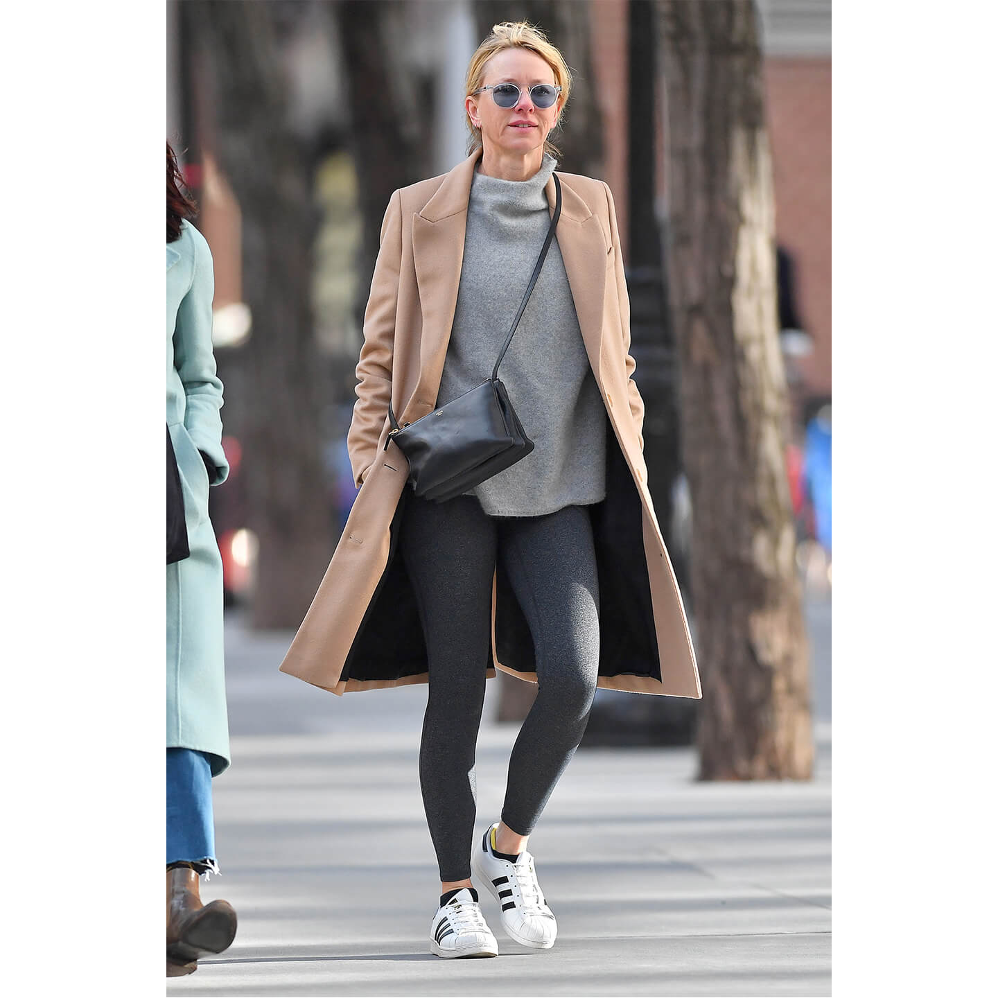 キャメルのチェスターコートを着こなすNaomi Watts(ナオミ・ワッツ)氏