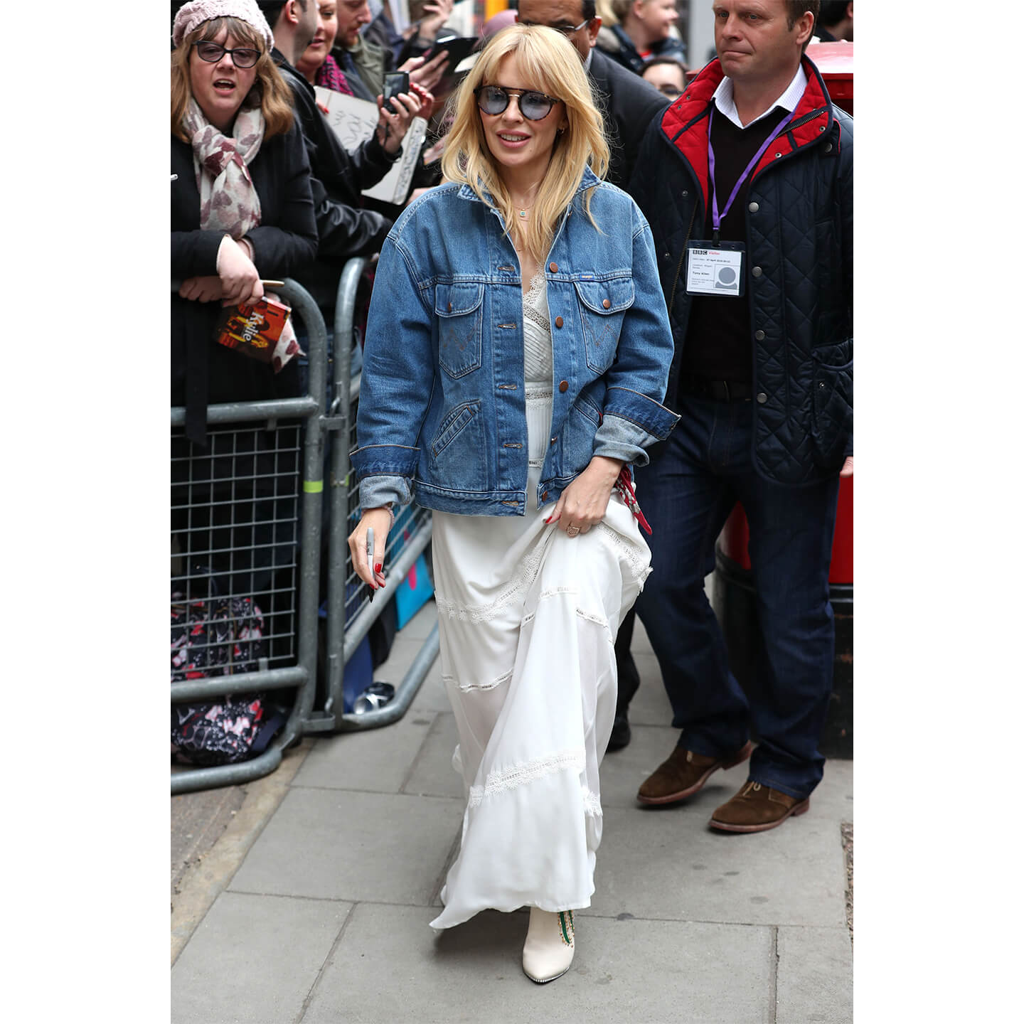 マキシ丈のワンピースにGジャンを着こなすKylie Minogue(カイリー・ミノーグ)氏