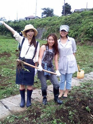 堀江美希さん(中央)と友人たち