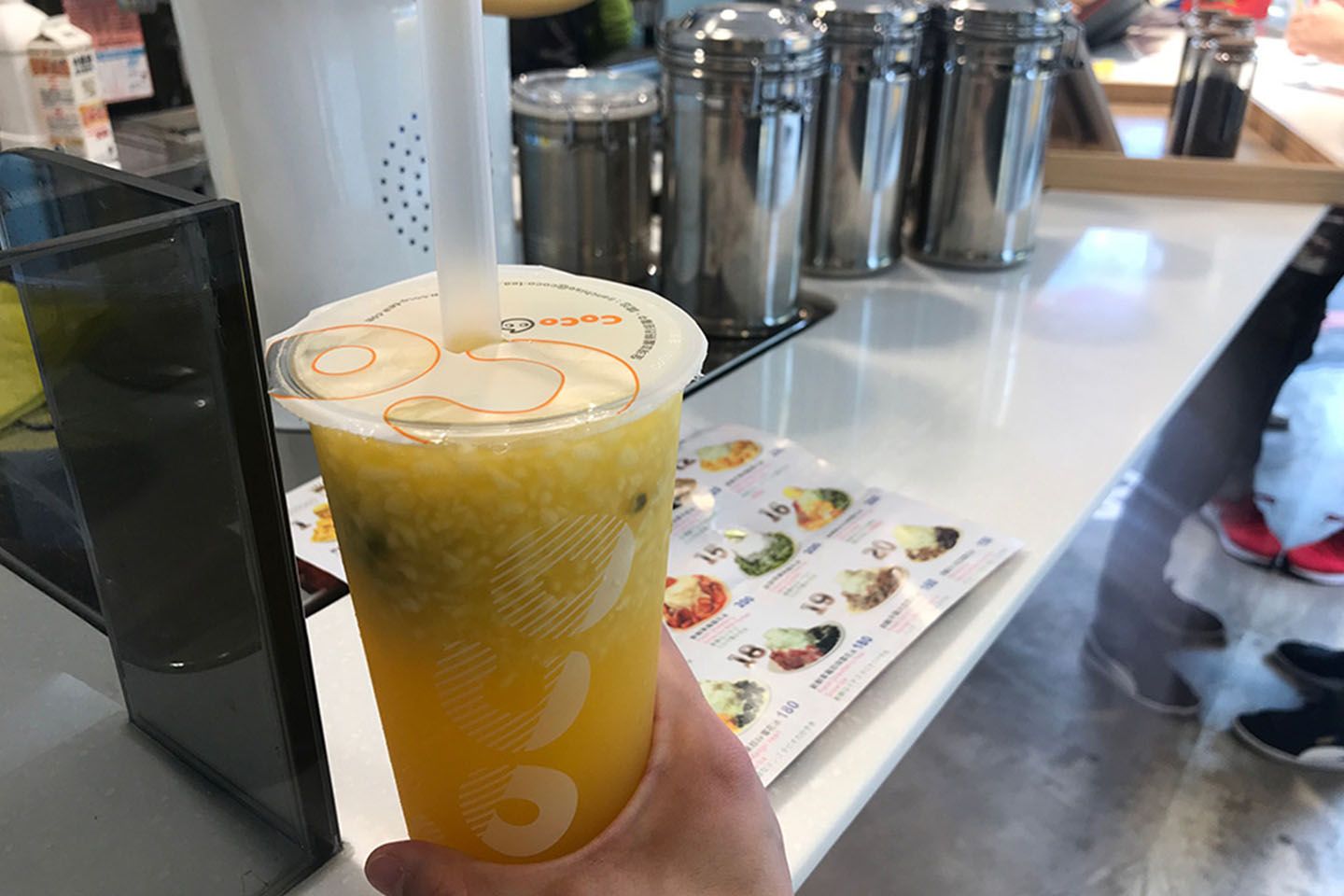 ミルクティーだけでなく、ジュースやお茶のショップが数多く並びます。