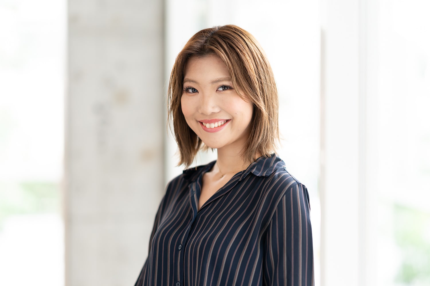 U-REALMのスタイリスト・花和美穂さん。長身でスラッとしたスタイルの花和さん。バスケットが好きでよく観戦するのだそう。「学生時代にバスケットをしていました。Bリーグを観戦するのが大好きで、休みの日に試合をしていたら必ず観に行っています」