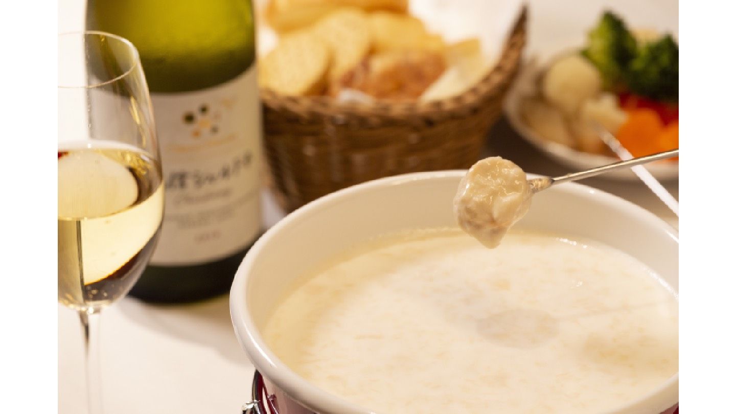 「森のほとり cafe&bar」で提供される湯葉フォンデュと信州ワイン