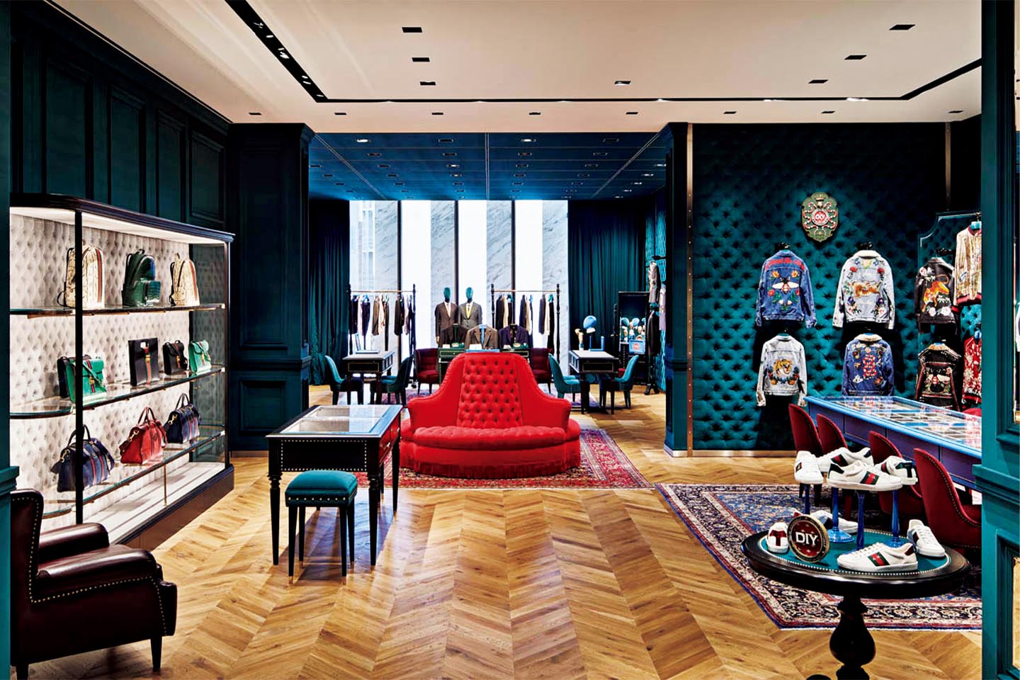 全オーダーアイテムが揃う、銀座店の『GUCCI DIY』ルーム。足を踏み入れた瞬間から、その世界観に引き込まれて。